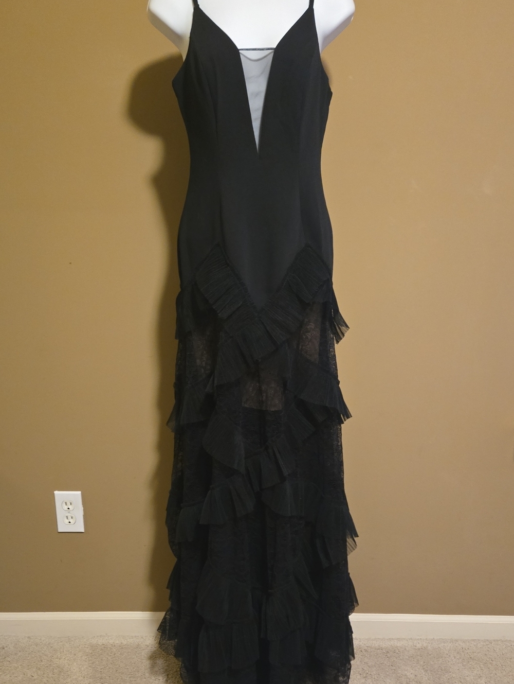BCBGMaxAzria Black V-Neck Ruffle Lace Maxi Dress NWT 0